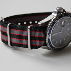 NATO Strap Goldfinger Grey red black 22mm