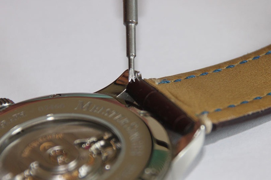 How to remove a watch strap: tools and techniques